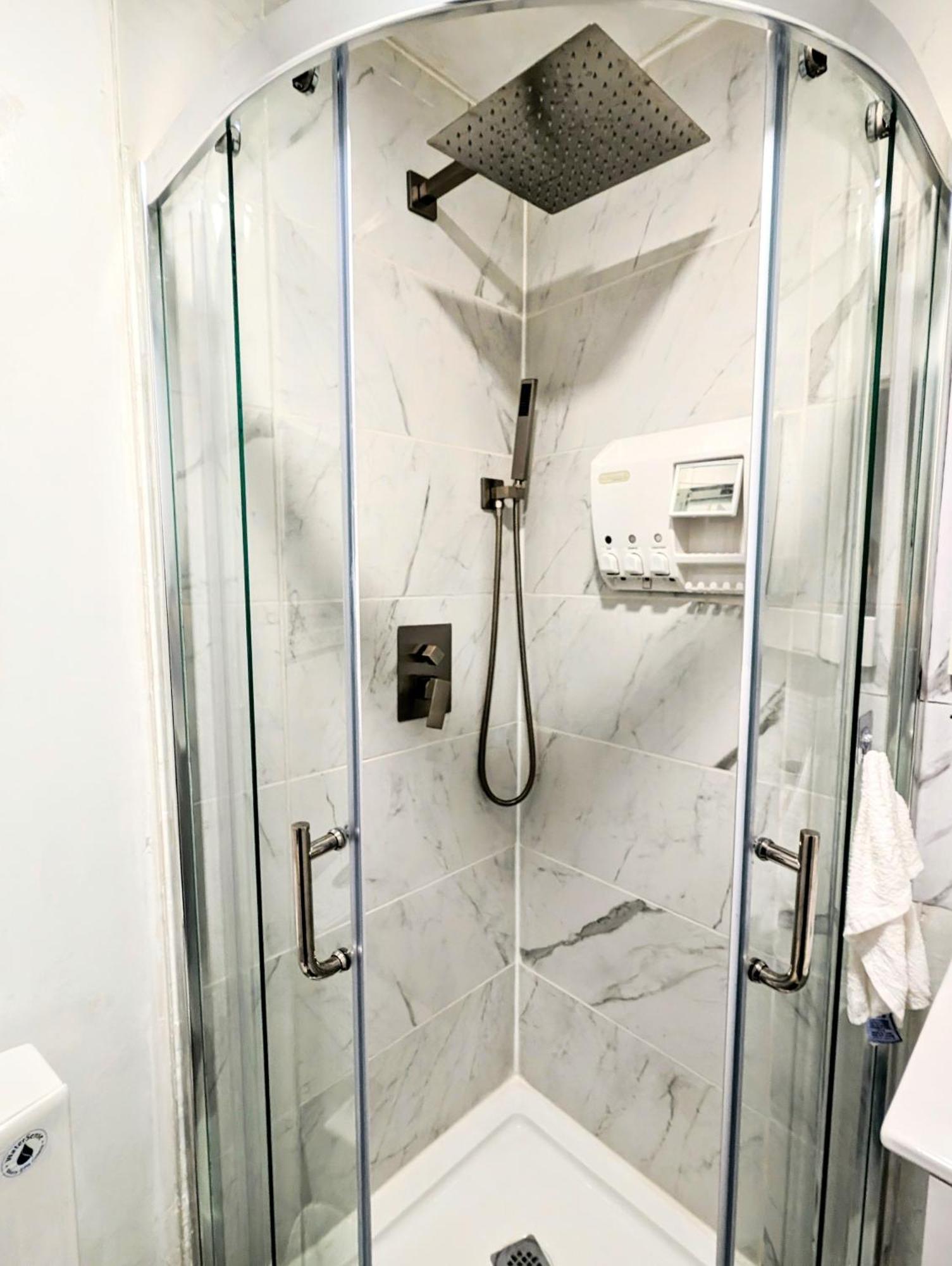 Renovated Cozy Bedroom With Private Washroom Toronto Luaran gambar